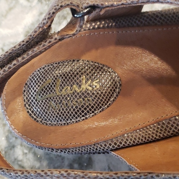 Clarks Artisan Brown bronze Shimmer velcro closure leather sandals - Picture 5 of 9